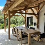 Pergola provençale traditionnelle avec contrefiches traversantes